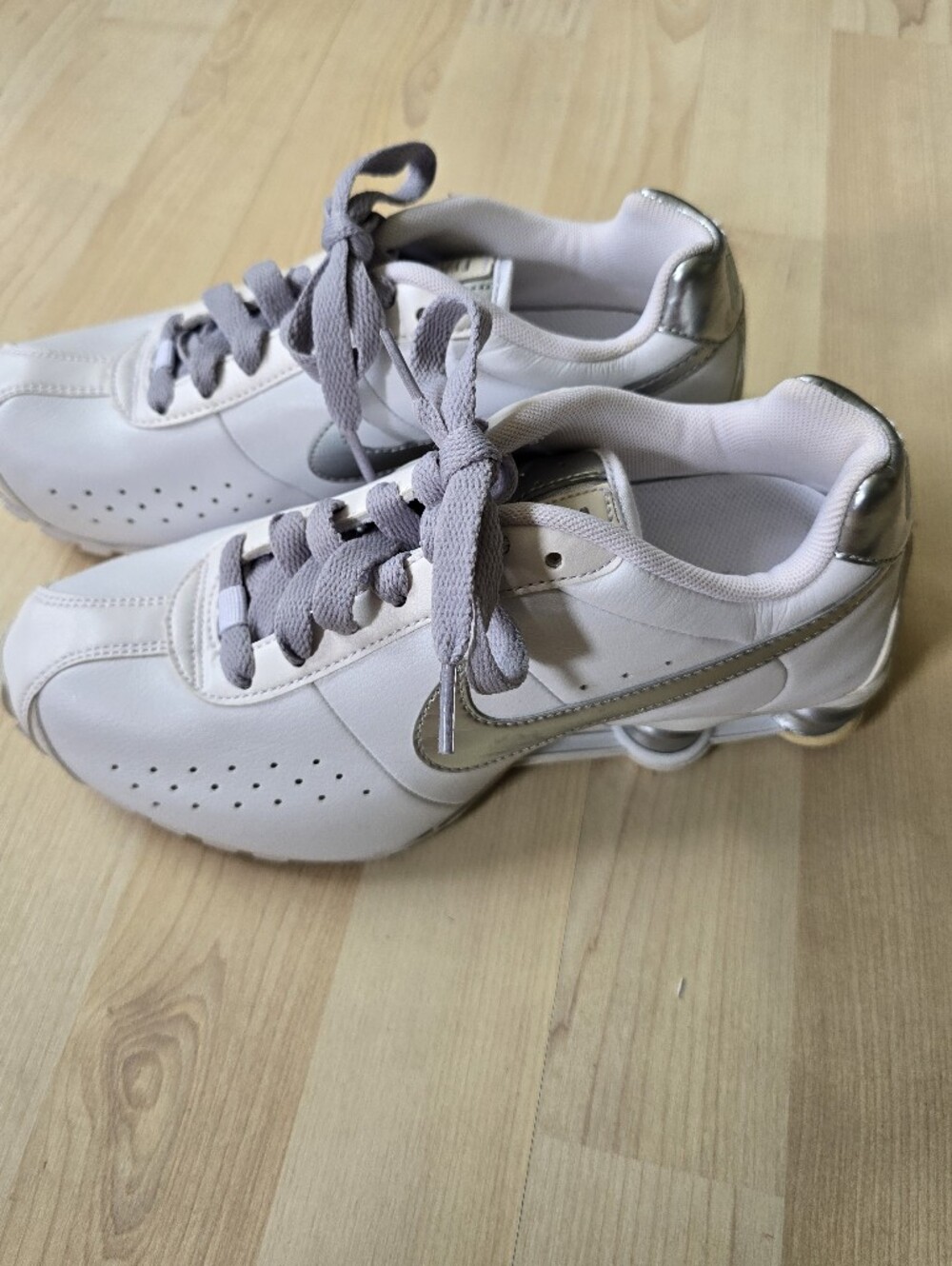 Nike White/Silver Shox Size 7